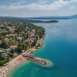 2 Bedroom Awesome In Lägenhet Njivice