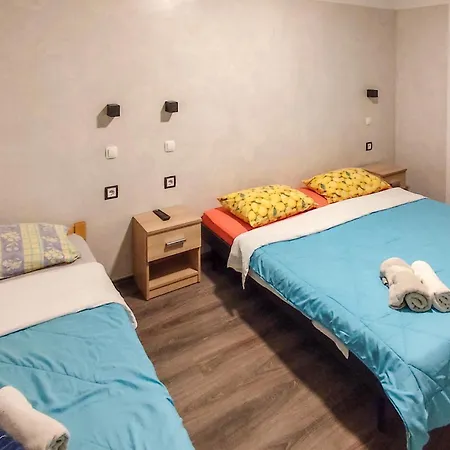 2 Bedroom Awesome In Lägenhet Njivice