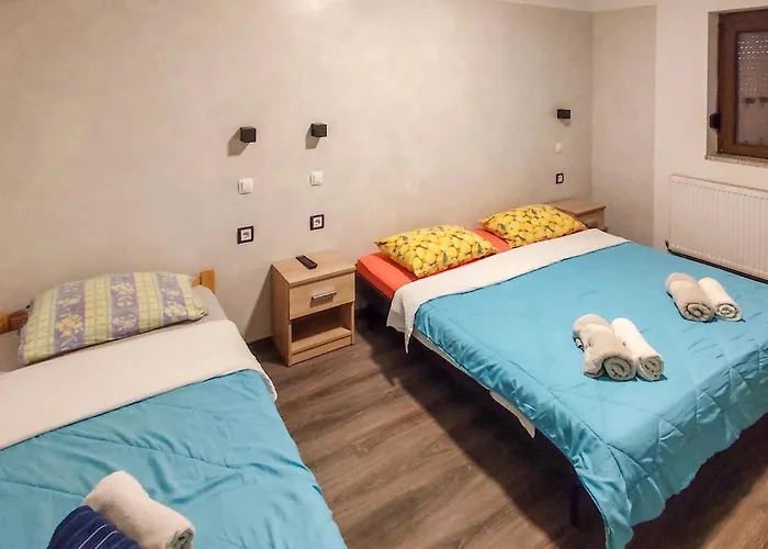 2 Bedroom Awesome In Apartament Nijvice