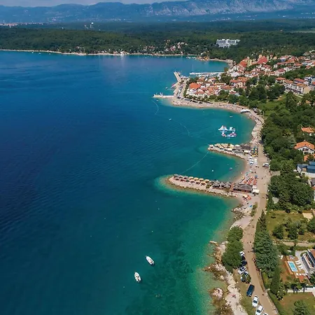 2 Bedroom Awesome In Apartment Njivice